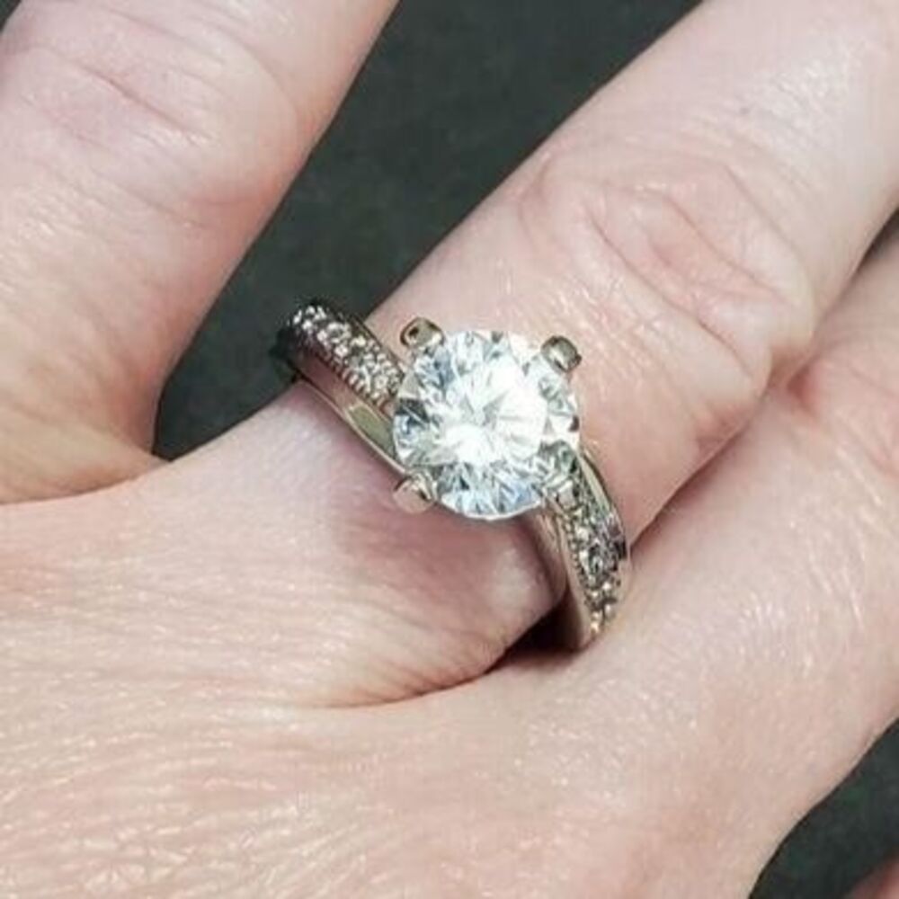 Silver tone sparkly solitaire rhinestone ring size 5.75